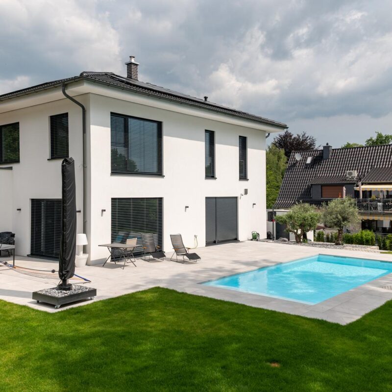 Neubau mit großer Terrasse, eingelassenem Pool und Rasenfläche