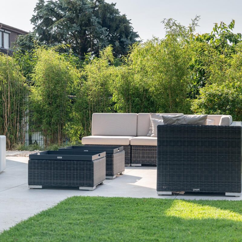 Terrasse mit Loungemöbeln, Rasen und Bambus als Sichtschutz